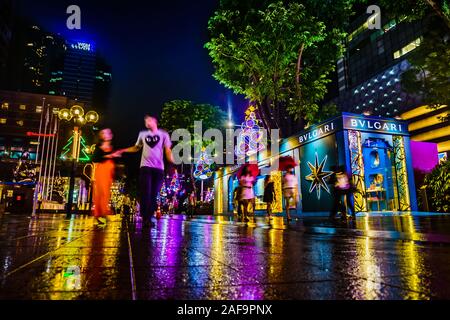 Singapour - Dec 2, 2019 : Belle décoration d'éclairage de Noël en face de Wisma Atria de l'Orchard road à Singapour. Banque D'Images