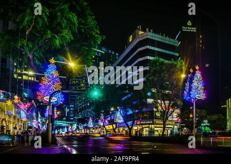 Singapour - Dec 2, 2019 : Belle décoration d'éclairage de Noël à Cairnhill Road et Orchard Road Junction, à Singapour. Banque D'Images