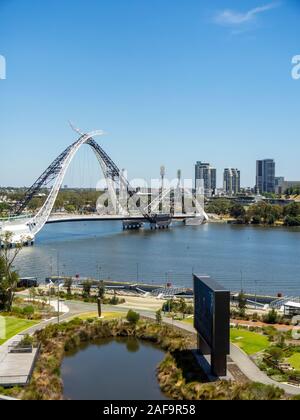 Matagarup un pont à haubans de suspension passerelle piétonne sur la rivière Swan, Perth, Australie occidentale. Banque D'Images