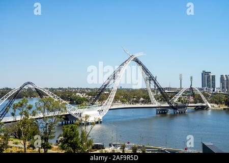 Matagarup un pont à haubans de suspension passerelle piétonne sur la rivière Swan, Perth, Australie occidentale. Banque D'Images