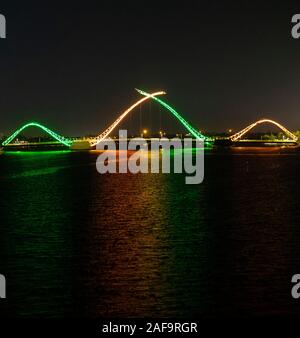 Matagarup un pont à haubans de suspension passerelle piétonne de nuit sur la rivière Swan Perth Western Australia. Banque D'Images