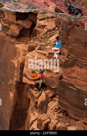 Deux cavaliers de base faisant un 'Mr. Bill' saut en tandem à partir de l'espace Net Mothership 950 pieds au-dessus du plancher de minéral Canyon près de Moab, Utah. Depuis le j Banque D'Images