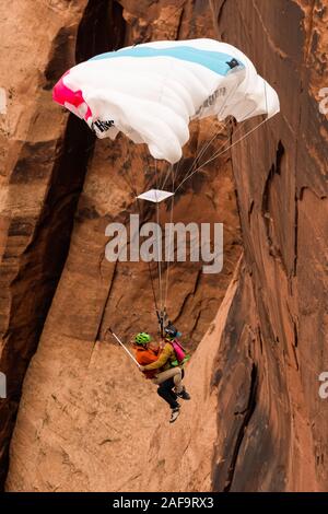 Deux cavaliers de base faisant un 'Mr. Bill' saut en tandem à partir de l'espace Net Mothership 950 pieds au-dessus du plancher de minéral Canyon près de Moab, Utah. Depuis le j Banque D'Images