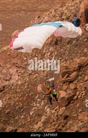 Deux cavaliers de base faisant un 'Mr. Bill' saut en tandem à partir de l'espace Net Mothership 950 pieds au-dessus du plancher de minéral Canyon près de Moab, Utah. Depuis le j Banque D'Images