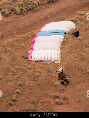 Deux cavaliers de base faisant un 'Mr. Bill' saut en tandem à partir de l'espace Net Mothership 950 pieds au-dessus du plancher de minéral Canyon près de Moab, Utah. Depuis le j Banque D'Images