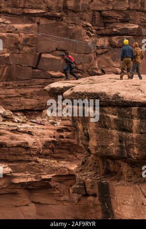 Un cavalier BASE saute clifftop 950 pieds au-dessus du plancher de minéral Canyon près de Moab, Utah. Banque D'Images