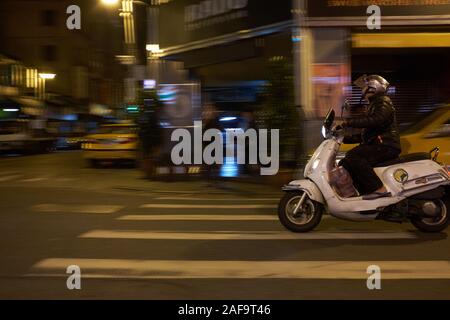 Man Riding Scooter la nuit, Taipei, Taiwan Banque D'Images