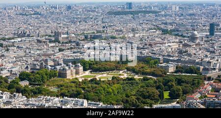 Paris, France paysage urbain. Le centre de Paris au-delà du Jardin du Luxembourg. Banque D'Images