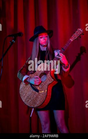 Chanteur auteur-compositeur, Lucy Shaw, Skegness, Angleterre. Banque D'Images