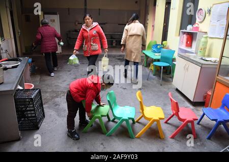 (191214) -- HEFEI, 14 décembre 2019 (Xinhua) -- Un enfant joue à l'extérieur de l 'Amour' Cuisine d'une auberge près de l'Hôpital pour enfants de Shanghai, Chine de l'est l'Anhui Province, 10 décembre 2019. Près de l'Hôpital pour enfants de Shanghai, il y a un bâtiment rose à deux étages, qui est loué par un organisme non gouvernemental de l'enfance comme auberge qui offre des chambres libres à court terme et de l'amour 'Cuisine' pour des familles avec enfants qui ont besoin de soins médicaux. Dans la 'Cuisine' d'amour, de l'eau, l'électricité, du riz, de la farine, du grain, d'huile et de tous les ustensiles de cuisine sont disponibles pour une utilisation gratuite. Afin de rendre le Banque D'Images