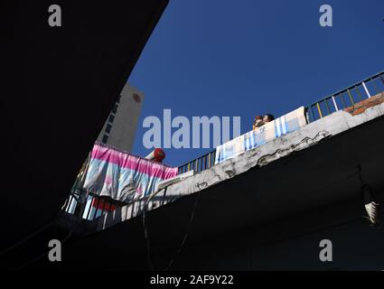 (191214) -- HEFEI, 14 décembre 2019 (Xinhua) -- un parent et un enfant sont vus sur le toit d'une auberge près de l'Hôpital pour enfants de Shanghai, la Chine de l'est la province de l'Anhui, le 9 décembre 2019. Près de l'Hôpital pour enfants de Shanghai, il y a un bâtiment rose à deux étages, qui est loué par un organisme non gouvernemental de l'enfance comme auberge qui offre des chambres libres à court terme et de l'amour 'Cuisine' pour des familles avec enfants qui ont besoin de soins médicaux. Dans la 'Cuisine' d'amour, de l'eau, l'électricité, du riz, de la farine, du grain, d'huile et de tous les ustensiles de cuisine sont disponibles pour une utilisation gratuite. Afin de rendre le Banque D'Images