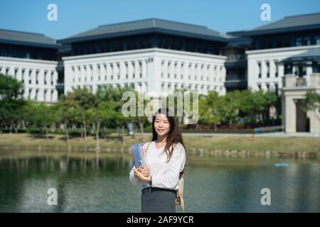 Macao, Chine. 21 Nov, 2019. Chan Pui l'homme est vu à l'Université de Macao à Macao, Chine du sud, le 21 novembre 2019. Chan, né en 1999 à Macao, est étudiante à la faculté d'administration des affaires de l'Université de Macao. Comme dit Chan, aujourd'hui Macao a grandement favorisé le développement de son enseignement supérieur, avec plus d'étudiants sont prêts à rester ici pour continuer leurs études après le secondaire. Dans ses yeux, Macao est devenu plus international, avec plus d'entreprises étrangères et gratte-ciel apparaissant ici et plus de gens savent à ce sujet. Credit : Cheong Kam Ka/Xinhua/Alamy Live News Banque D'Images