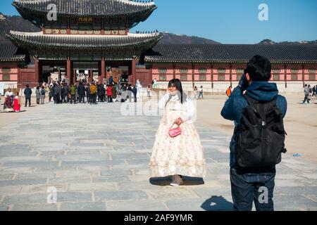 Séoul, Corée du Sud - Novembre 28th, 2019 : les touristes portant robe Hanbok traditionnel coréen et à visiter le Palais Gyeongbokgung sur un jour d'hiver ensoleillé Banque D'Images