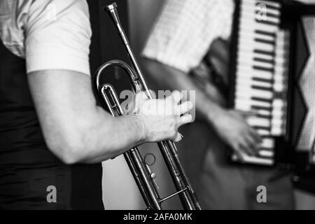 Musicien trompette en mains. Retro photo noir et blanc stylisé, live music background Banque D'Images