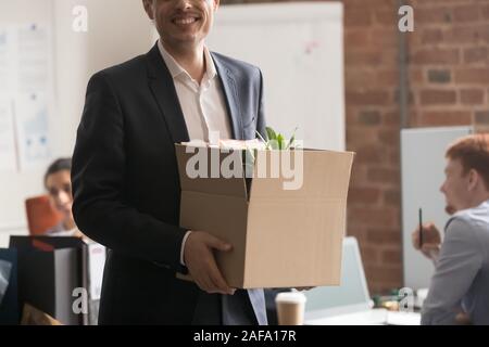 Image recadrée heureux nouvel arrivant date holding box avec effets personnels Banque D'Images