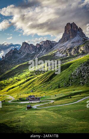 Passo Giau et pic Averau, Dolomites en automne, vue aérienne Banque D'Images