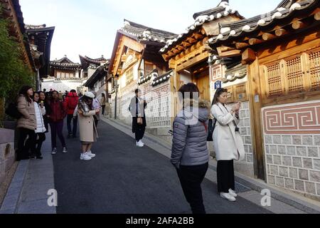 Séoul, Corée du Sud - Novembre 28th, 2019 : les touristes foule à Buckon Hanok, conservé à montrer un vieux de 600 ans d'architecture. Banque D'Images