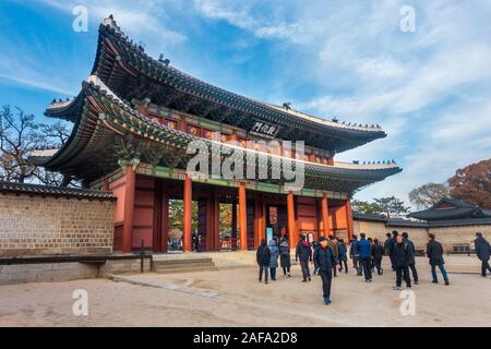Séoul, Corée du Sud - Novembre 27th, 2019 : Les personnes qui désirent visiter le palais Changdeokgung Banque D'Images