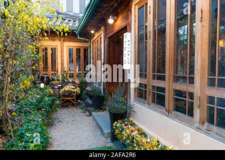 Séoul, Corée du Sud . 30 novembre 2019 : Ancienne maison de thé dans le quartier d'Insadong. Banque D'Images
