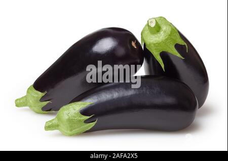 Les aubergines fraîches isolées sur fond blanc avec clipping path Banque D'Images