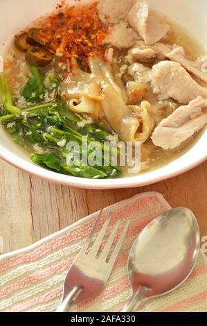 Grand avec des nouilles sautées au porc sauce sauce sur la cuvette Banque D'Images