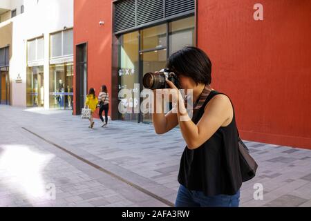 Shenzhen, Chine, Novembre, 2018. La fille est prise de photos sur la rue à UpperHills. UpperHills est un ensemble urbain composé de multi-shop Banque D'Images