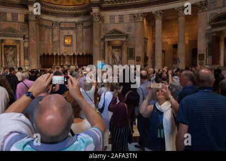 Les visiteurs à l'intérieur du Panthéon de Rome, un ancien temple romain et maintenant une église Banque D'Images