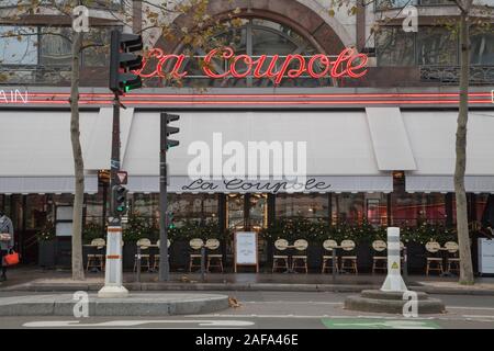 La Coupole est une célèbre brasserie Art déco à Montparnasse, Paris qui a été fondée en 1927 et abrite une grande communauté artistique et littéraire Banque D'Images