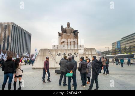 Séoul, Corée du Sud - 30 novembre 2019 : Des centaines de personnes en mars pour protester contre la Lune Jae-dans l'administration. Banque D'Images