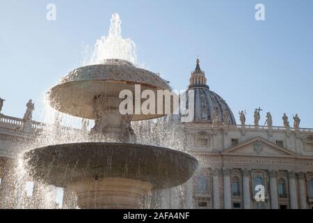 La fontaine du parc en face de la Basilique sur la Place Saint Pierre à Rome Banque D'Images