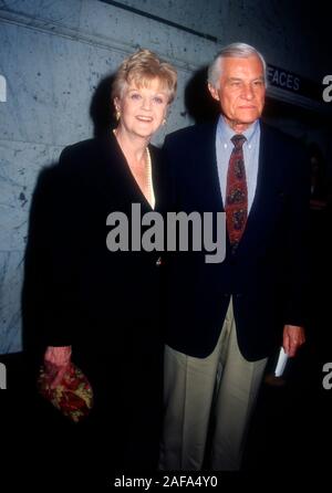 Los Angeles, Californie, USA 31 Mars 1995 L'actrice Angela Lansbury et mari Peter Shaw assister à 'Assassins' création le 31 mars 1995 au Los Angeles Theatre Center de Los Angeles, Californie, USA. Photo de Barry King/Alamy Stock Photo Banque D'Images