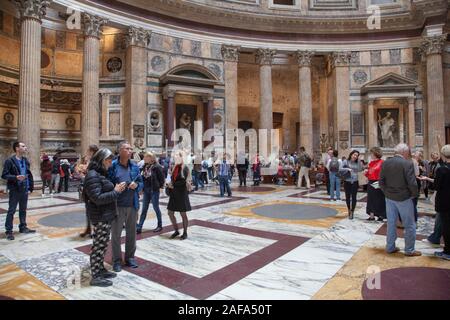Les visiteurs à l'intérieur du Panthéon de Rome, un ancien temple romain et maintenant une église Banque D'Images