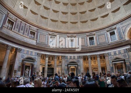 Les visiteurs à l'intérieur du Panthéon de Rome, un ancien temple romain et maintenant une église Banque D'Images