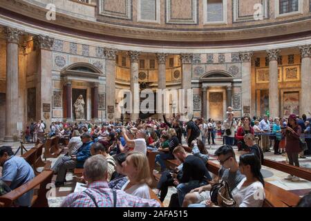 Les visiteurs à l'intérieur du Panthéon de Rome, un ancien temple romain et maintenant une église Banque D'Images