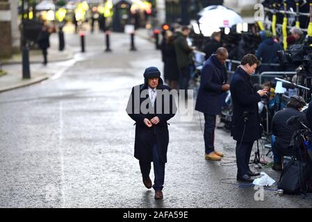 Norman Smith (Assistant rédacteur politique de la BBC) à Downing Street, London, UK, 13/12/2019. Les médias du monde entier se sont réunis pour le premier ministre de parler af Banque D'Images