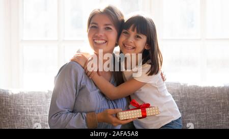 Head shot portrait of happy little girl smiling mother féliciter Banque D'Images