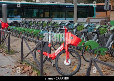 Une station de vélo Vélib à Paris. Le livre vert des vélos de la pédale sont communs à travers Paris et le saut (vélos électrique rouge dirigé par Uber) sont plus récents Banque D'Images