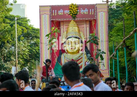 AMRAVATI, Maharashtra, Inde - 27 septembre 2018 : foule de personnes non identifiées de battre tambours traditionnels en face de l'idole de la Déesse lors de Ekvira Banque D'Images