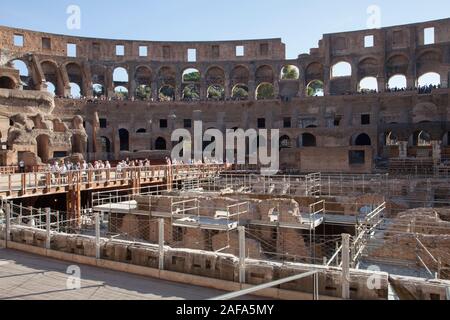 L'intérieur du Colisée ou le Colisée de Rome montrant les travaux de rénovation et de restauration Banque D'Images