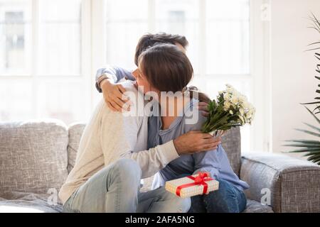 Couple aimant, épouse mari, remerciant pour faire place au présent romantique Banque D'Images