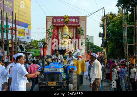 AMRAVATI, Maharashtra, Inde - 27 septembre 2018 : foule de personnes non identifiées de battre tambours traditionnels en face de l'idole de la Déesse lors de Ekvira Banque D'Images