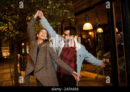 Heureux couple jouit au nouvel an. L'amour vient en premier Banque D'Images