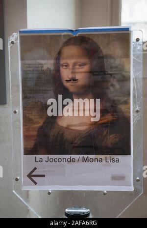 Une moustache dessiné sur une affiche pour la Joconde, au Musée du Louvre, Paris Banque D'Images