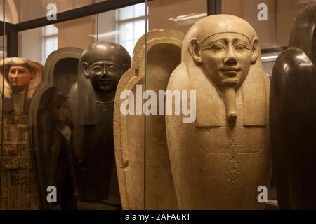 Des sarcophages égyptiens au Musée du Louvre, Paris Banque D'Images