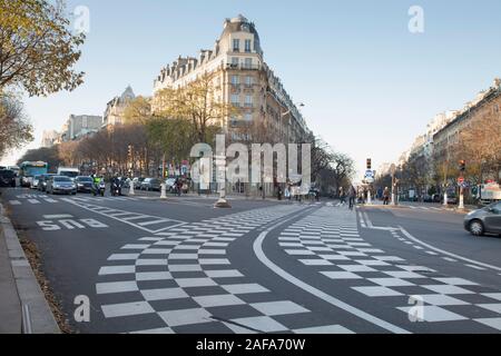 Les marquages routiers à damiers marquer la zone d'une voie de transport public (bus ou tram) qui ne doivent pas être bloqués par les autres types de trafic Banque D'Images