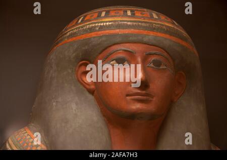 Face détail d'un sarcophage égyptien peint au Musée du Louvre, Paris Banque D'Images