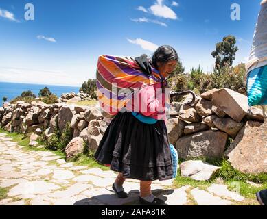 L'île de Taquile , Pérou - Jan 5, 2019 : les résidents locaux non identifiés de l'île de Taquile en tenue traditionnelle spécifique à l'île de Taquile. Le Pérou. Banque D'Images