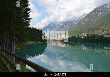 Lac artificiel de Auronzo, situé à 864 mètres de haut. Le lac est nommé Santa Caterina Banque D'Images