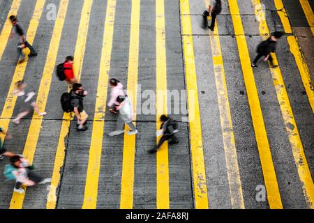 Les gens qui marchent sur zebra crossing, flou passage piétons road - Banque D'Images