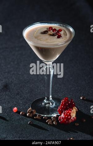 Cocktail Martini Espresso, de grains de grenade et feuille de menthe sur le dessus. Vue de dessus Banque D'Images